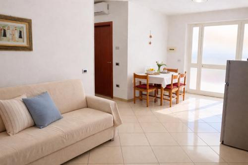 a living room with a couch and a table at Kai beach in Villa Rosa
