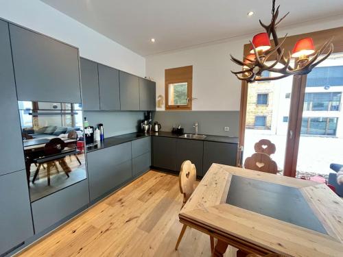 Stylish Modern Family Apartment close to the lifts