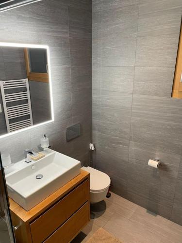 Stylish Modern Family Apartment close to the lifts