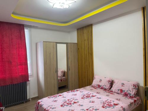 a bedroom with a bed with a pink blanket at Chambres pour 1 ou 2 personnes in Prayssac