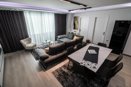 a living room with a couch and a table at DEX Apartment Korca in Korçë