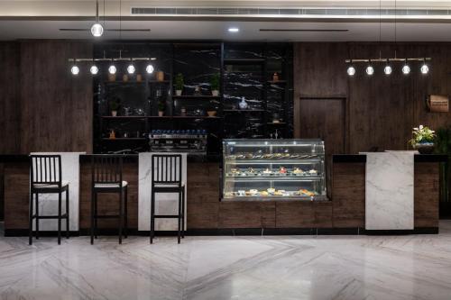 Atpūtas telpa vai bārs naktsmītnē Waves Hotel