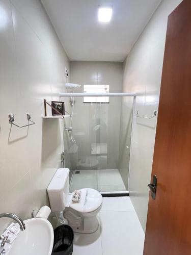 a bathroom with a shower and a toilet and a sink at Flats Temáticos - By Temporada Expert - Conforto e Climatizado in Feira de Santana