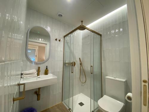 a bathroom with a shower and a toilet and a sink at PENSIÓN SANTA CLARA in Pontevedra