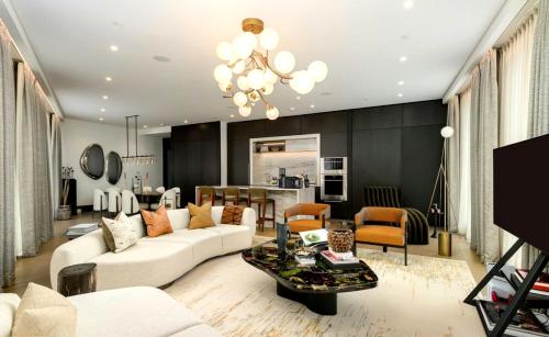 a living room with a white couch and a table at Elegant Luxury Flat Regent s Park in London