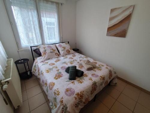 a bedroom with a bed with a stuffed animal on it at Appart 2 Ch Bollezeele in Bollezeele