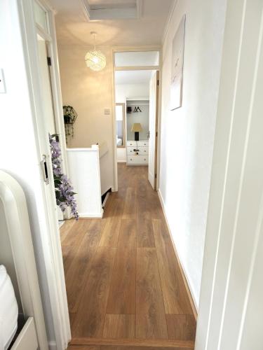 Modern 2BR Near City Centre -free Parking-Garden 6-8 photo 14