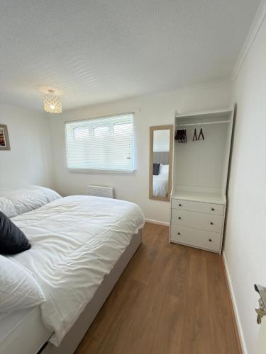 Modern 2BR Near City Centre -free Parking-Garden 6-8 photo 3