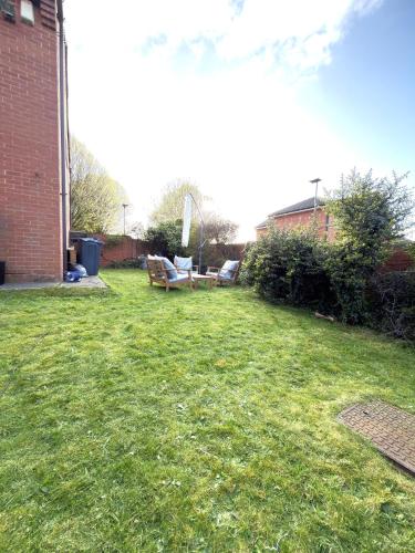 Modern 2BR Near City Centre -free Parking-Garden 6-8 photo 32