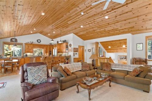 a living room with two couches and a table at Cascade Woods in Tahoma