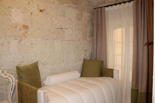 バーリにあるTorre Tresca B&Bのレンガの壁の客室内の白いソファ