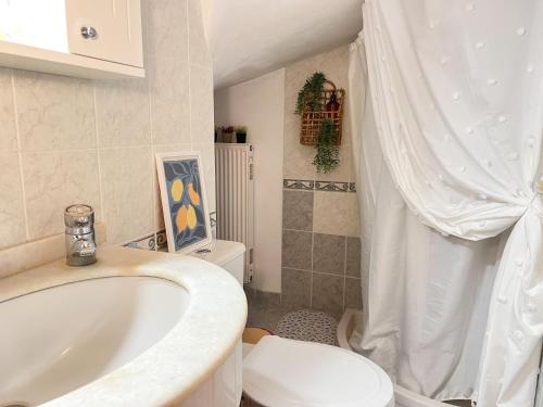 ein Badezimmer mit Waschbecken, Toilette und Badewanne in der Unterkunft Haplotēs Rhodes Apartment in Koskinou