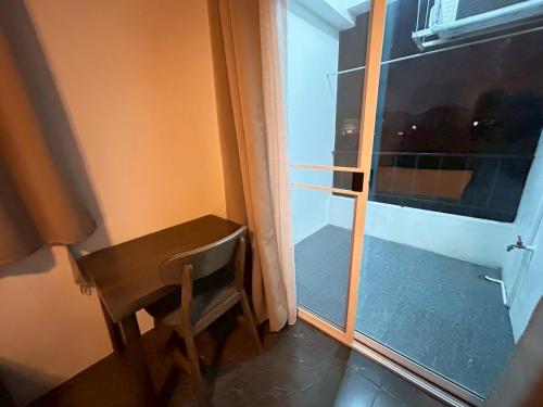 a room with a chair next to a window at Comfy hotels Soi Kingkeaw31ก Alley ซอยกิ่งแก้ว31ก in Suvarnabhumi Airport