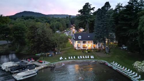 eine Luftaufnahme eines Hauses am Wasser in der Unterkunft The Villas on Lake George in Diamond Point
