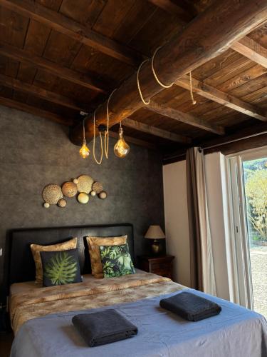 a bedroom with two beds and a window at Villa Liberty in Entraigues-sur-la-Sorgue