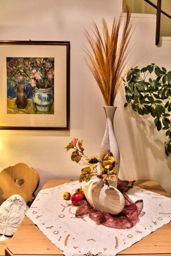 a vase sitting on top of a table at Hotel Garni Katnau in Schenna