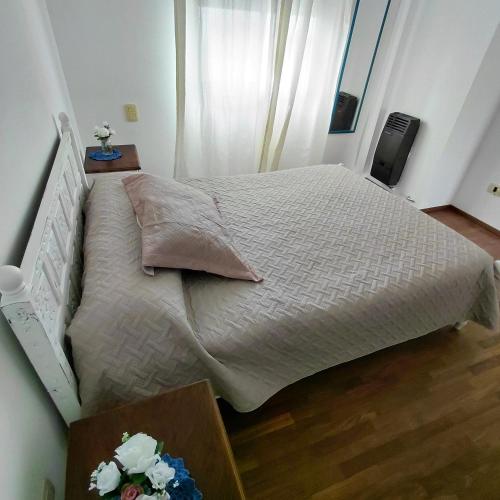 a bedroom with a large bed with white sheets and pillows at departamento temporal 38 y 13 con cochera para AUTO in La Plata