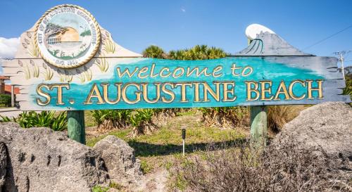 a welcome to st austinel beach sign at The Beach Club St Augustine by Coolvacay in Saint Augustine Beach