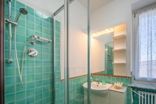a bathroom with a glass shower and a sink at A Casa di Beppe a Monforte dAlba in Monforte dʼAlba