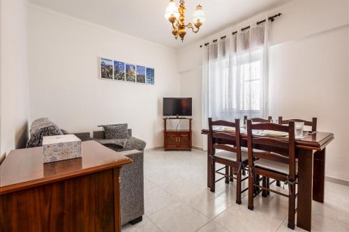 a living room with a dining room table and a couch at AL Bela Vida in Tavira