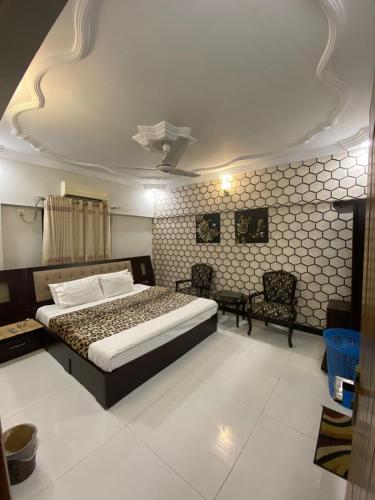 una camera da letto con un grande letto in una stanza di Highland Lodge a Karachi