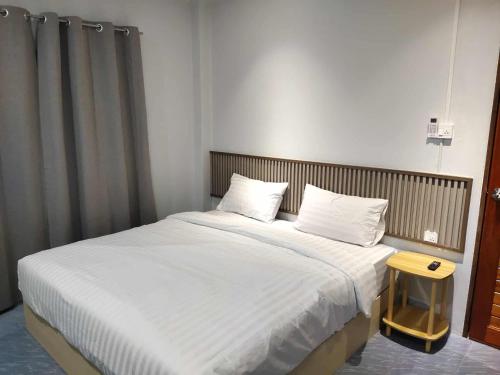 a bedroom with a large bed with white sheets and pillows at Betong Chill House in Ban Hua Phrong
