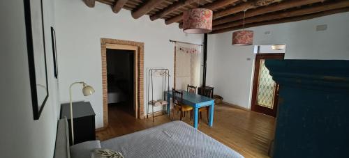 a living room with a blue table in a room at Casa Doval in Cortelazor