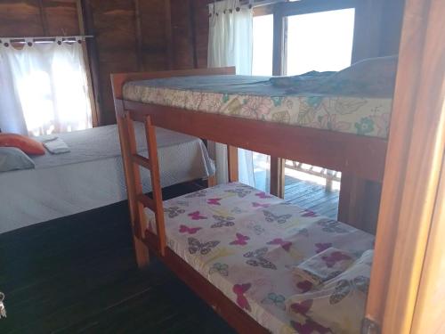 a couple of bunk beds in a room at Cabaña los recuerdos de ella in Moñitos