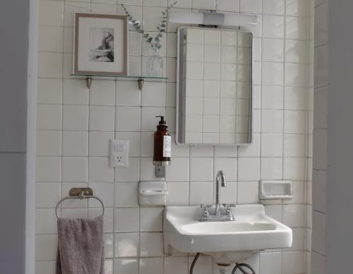 a white bathroom with a sink and a mirror at Centro Histórico Hermosos Departamentos, Casas Freda in San Luis Potosí