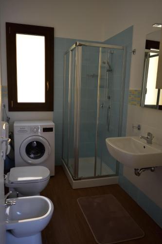 a bathroom with a shower and a toilet and a sink at La casa di Bice alloggio 1 in Cassibile