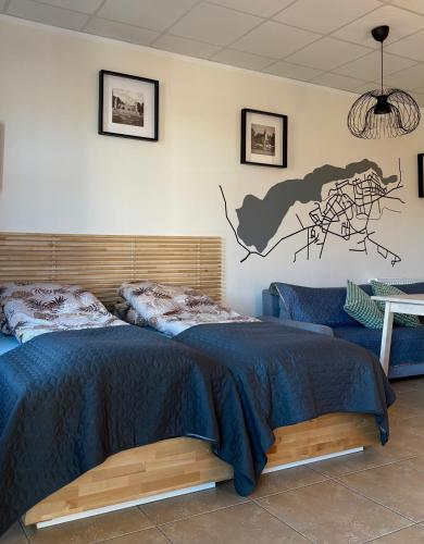 ein Schlafzimmer mit einem Bett und einer Landkarte an der Wand in der Unterkunft Studio Olecko in Olecko