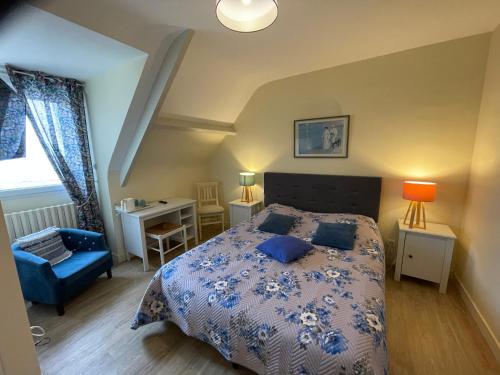a bedroom with a bed and a chair and a desk at La Villa Port Winston - Face Mer Chambres & Studios in Saint-Côme-de-Fresné