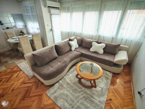 a living room with a couch and a table at Apartman ANA in Pirot