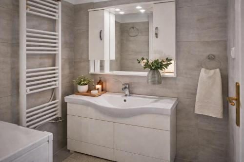 Only 599m from Acropolis, 1BD 4th Floor Apartment