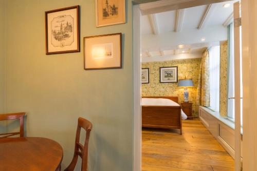 um quarto com uma cama, uma mesa e uma sala de jantar em The Heritage - R.Q.C. em Haia