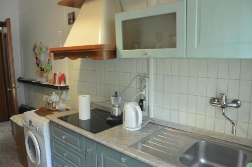 a kitchen with a sink and a counter top at B&B Ganna in Verona