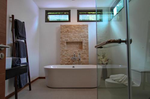 Ein Badezimmer in der Unterkunft Ya Nui Beach Villas