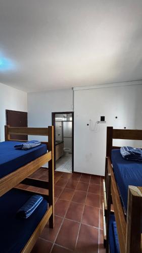 a room with two bunk beds and a bathroom at Casa com piscina 20 Leitos in Cuiabá