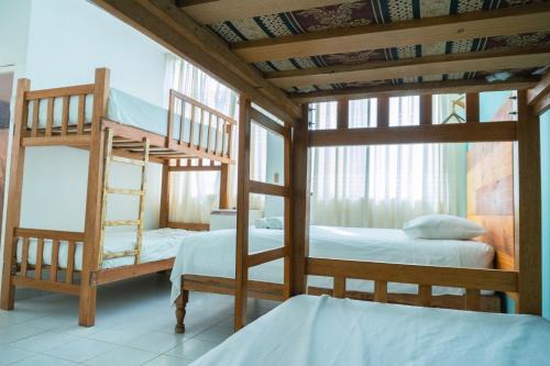 a room with two bunk beds and a bed at Bungalows Spilberg in Colán