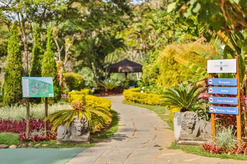 a walkway in a garden with flowers and trees at Spa Posse do Corpo in Araras Petropolis