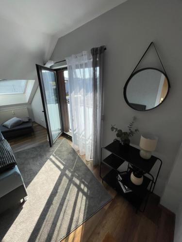 ein Zimmer mit einem Spiegel und einem Tisch mit einer Lampe in der Unterkunft Ferienwohnung Eich in Kelberg