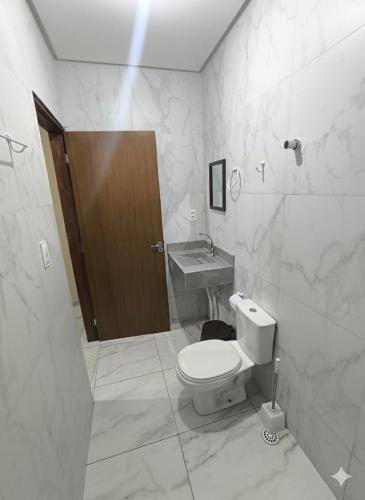 ein weißes Badezimmer mit Toilette und Waschbecken in der Unterkunft Pousada Paulo's in Caruaru