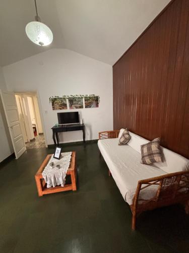 a bedroom with two beds and a table in it at Casa céntrica en JesusMaria in Jesús María