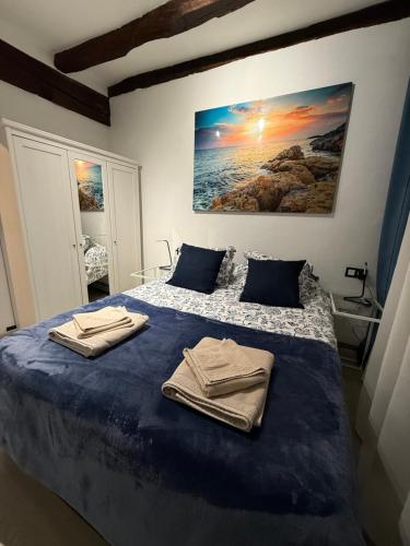 a bedroom with a bed with towels on it at Salabardoa Ea in Ea