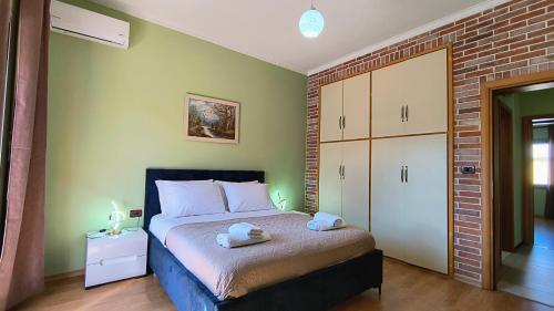 En eller flere senger på et rom på Vila Licenji