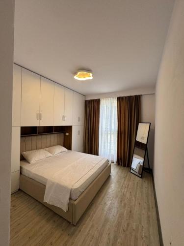 a bedroom with a large bed in a room at Poshi Apartment in Krujë