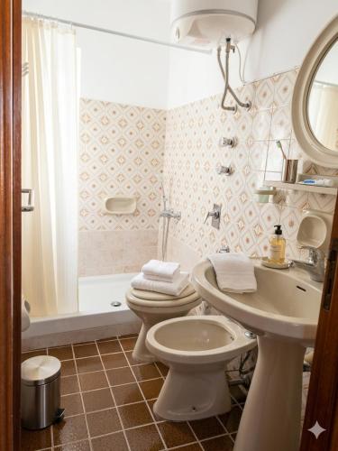 a bathroom with a toilet and a sink and a shower at La dimora di nonna Giuseppa in Pachino