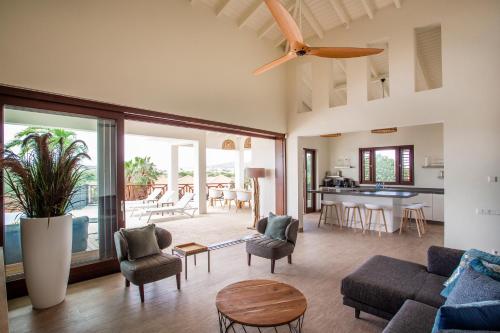 a living room with a couch and chairs and a table at Blue Bay Exclusive in Banda Abou