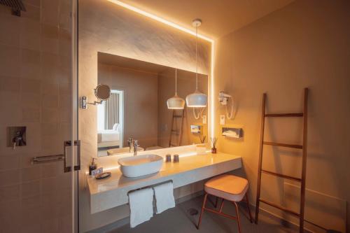 een badkamer met een wastafel, een spiegel en een toilet. bij Authentic Tavira Hotel in Tavira