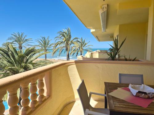 Estupendo apartamento en primera línea de playa y con vistas al mar